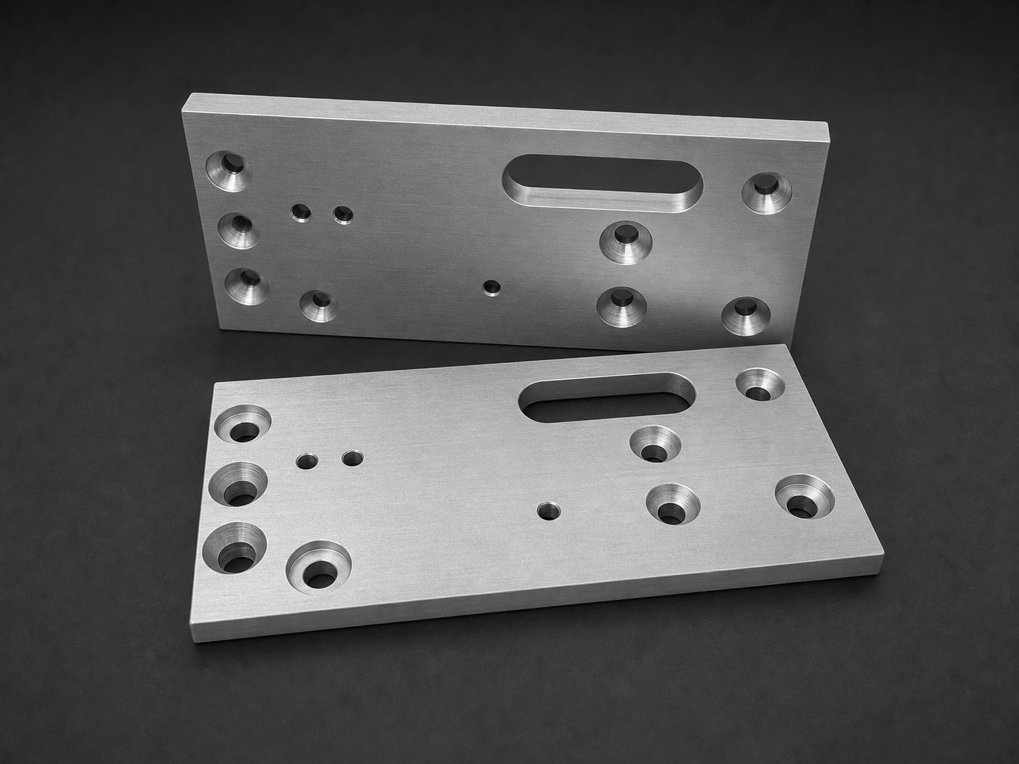 Flache Aluminium-Fraesteile mit Bohrbild und Senkungen